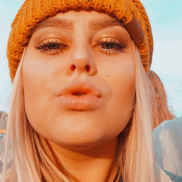 Meet your Posher, Sabrina - Picture 1 of 1